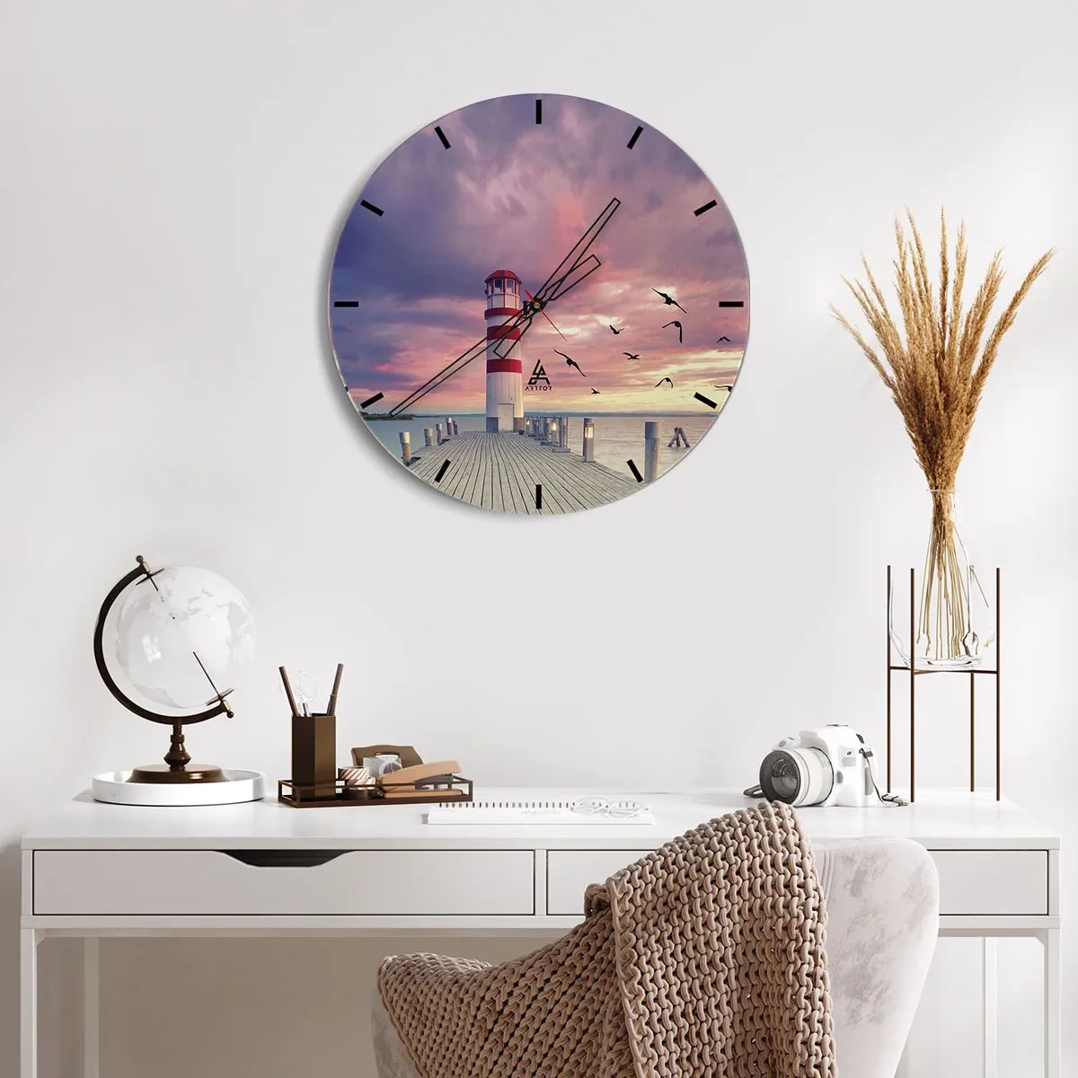 Horloge murale - Pendule murale - Phare au coucher du soleil sur l'eau - 30x30cm - C'est l'heure d'aller au port - Décoration murale moderne pour le salon, la cuisine et la chambre ARTTOR