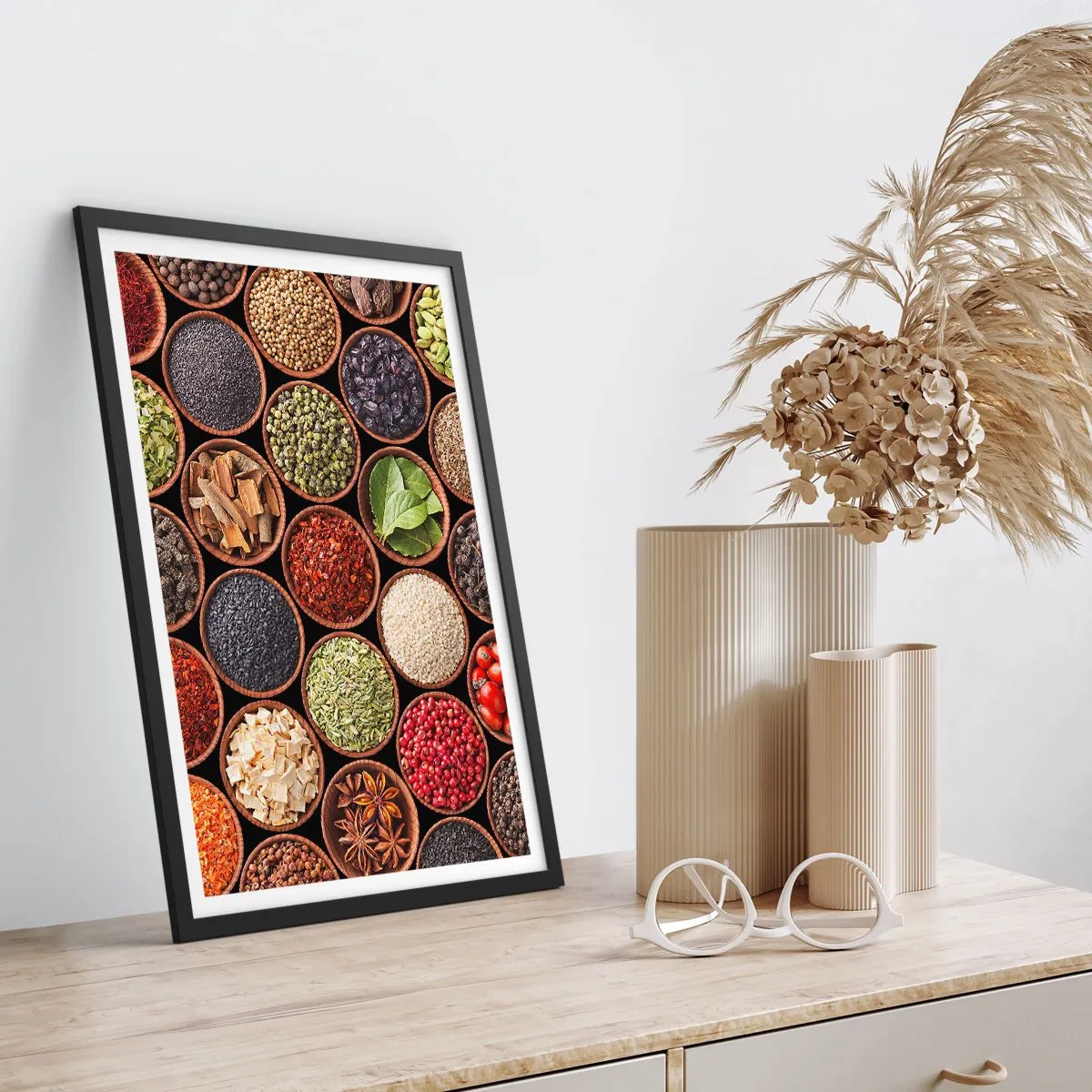 Affiche dans un cadre noir - Poster - Épices colorées dans de petits bols en bois - 50x70cm - Toutes les saveurs du monde - Décoration murale moderne pour le salon et la chambre ARTTOR