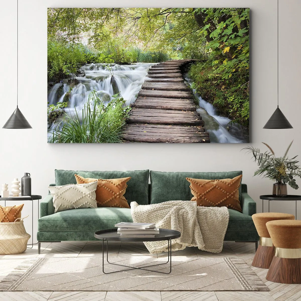 Impression sur toile - Image sur toile - Un pont en bois au-dessus d'une cascade entourée d'une forêt verdoyante. - 120x80cm - L'eau n'est pas si calme - Décoration murale moderne pour le salon et la chambre ARTTOR