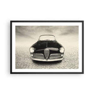 Affiche dans un cadre noir - Poster - Une voiture classique sur une place pavée dans un style monochrome - 70x50cm - Et alors! Tu ne m'aime pas? - Décoration murale moderne pour le salon et la chambre ARTTOR