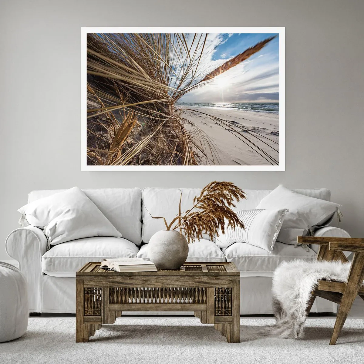 Affiche - Poster - Une plage avec de l'herbe sèche sur les dunes et une vue sur la mer - 100x70cm - Rencontre des éléments - Décoration murale moderne pour le salon et la chambre ARTTOR