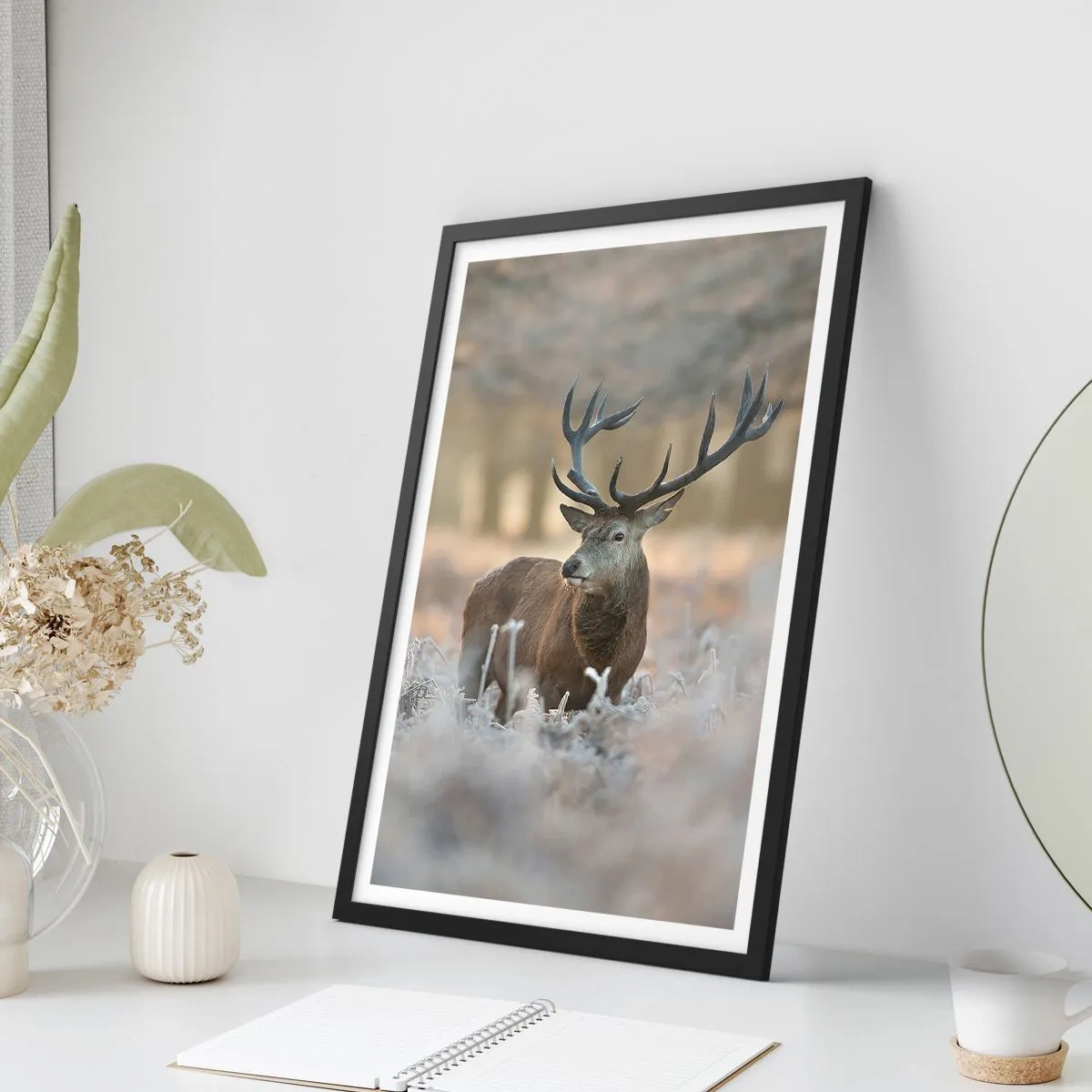 Affiche dans un cadre noir - Poster - Un cerf majestueux dans un décor de forêt hivernale - 50x70cm - Une matinée animée - Décoration murale moderne pour le salon et la chambre ARTTOR
