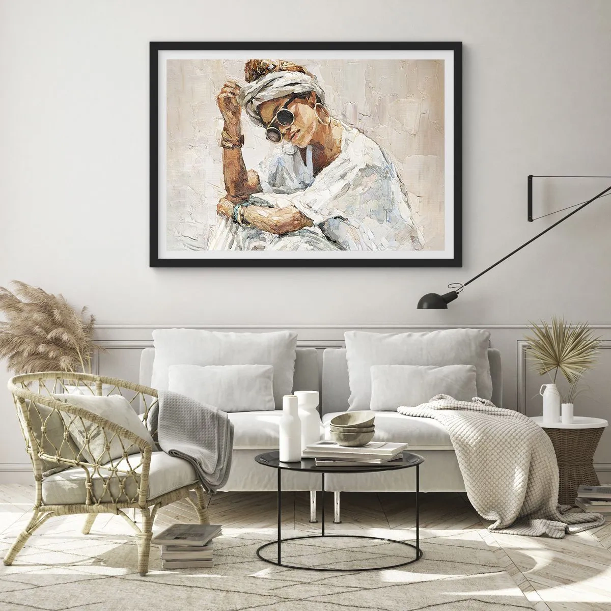 Affiche dans un cadre noir - Poster - Portrait d'une femme portant des lunettes de soleil contre un mur clair - 100x70cm - Portrait en plein soleil - Décoration murale moderne pour le salon et la chambre ARTTOR