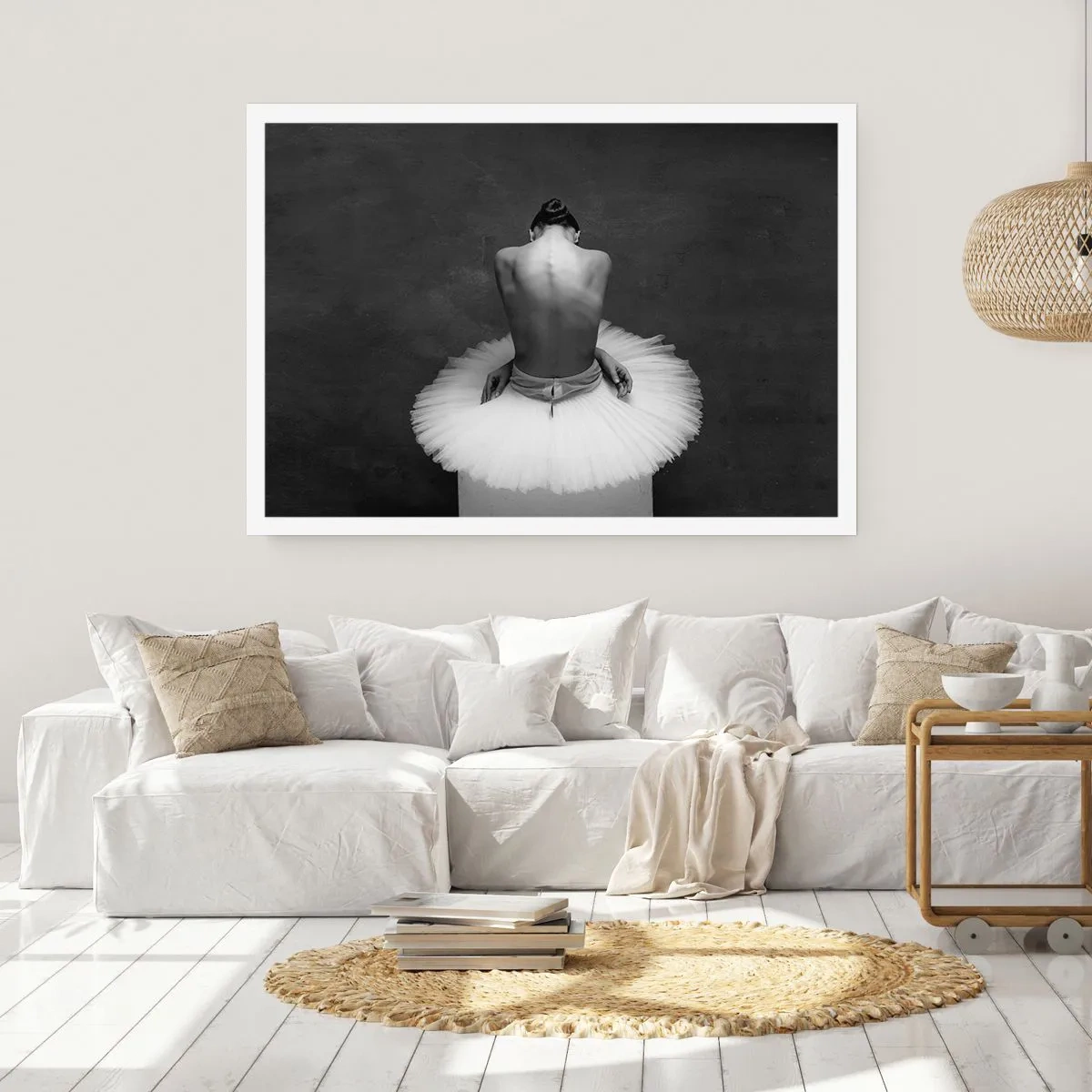 Affiche - Poster - Une danseuse de ballet dans une pose classique sur un fond sombre. - 100x70cm - C'est justement en train de fleurir - Décoration murale moderne pour le salon et la chambre ARTTOR