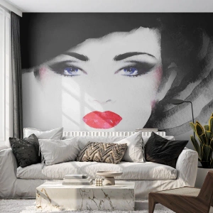 Papier Peint Photo Premium Sand - Elle repousse et attire - Visage de femme, lèvres rouges, Yeux bleus - 450x315 cm