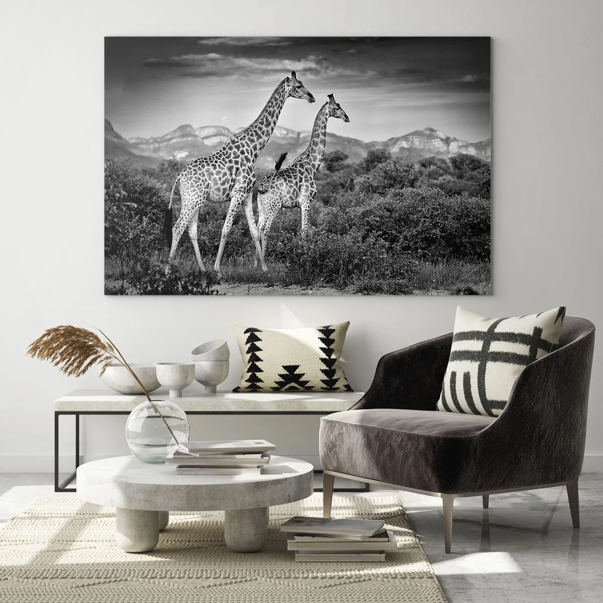 Impression sur verre - Image sur verre - Une photographie en noir et blanc de deux girafes dans la savane. - 70x50cm - Hautes sphères en Afrique - Décoration murale moderne pour le salon et la chambre ARTTOR