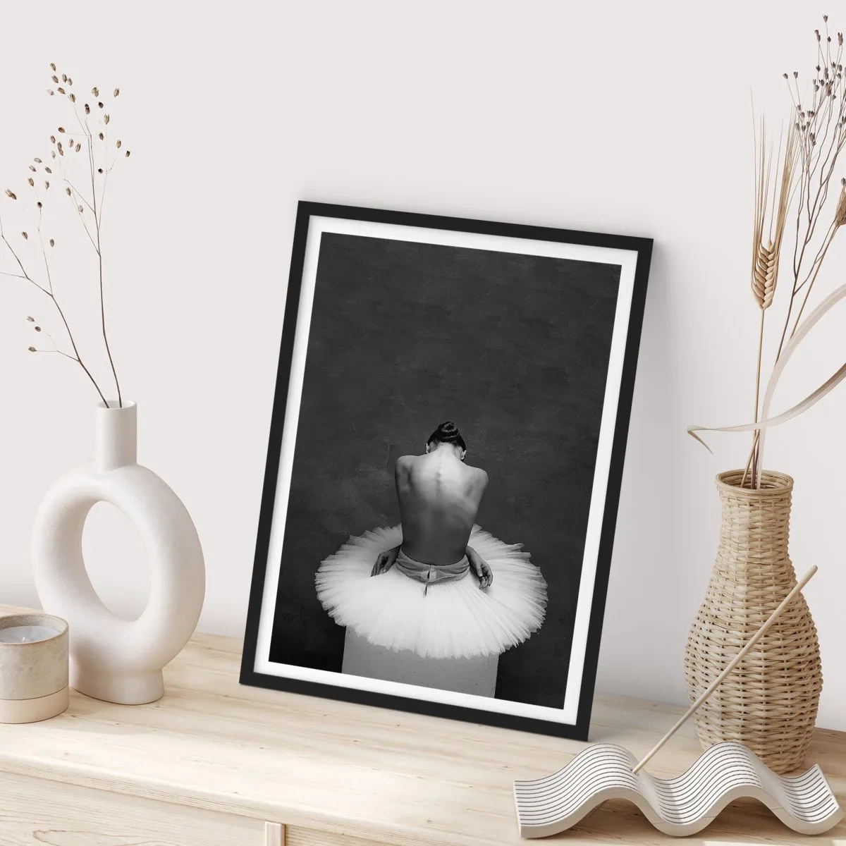 Affiche dans un cadre noir - Poster - Portrait en noir et blanc d'une ballerine assise sur une plateforme - 50x70cm - C'est justement en train de fleurir - Décoration murale moderne pour le salon et la chambre ARTTOR
