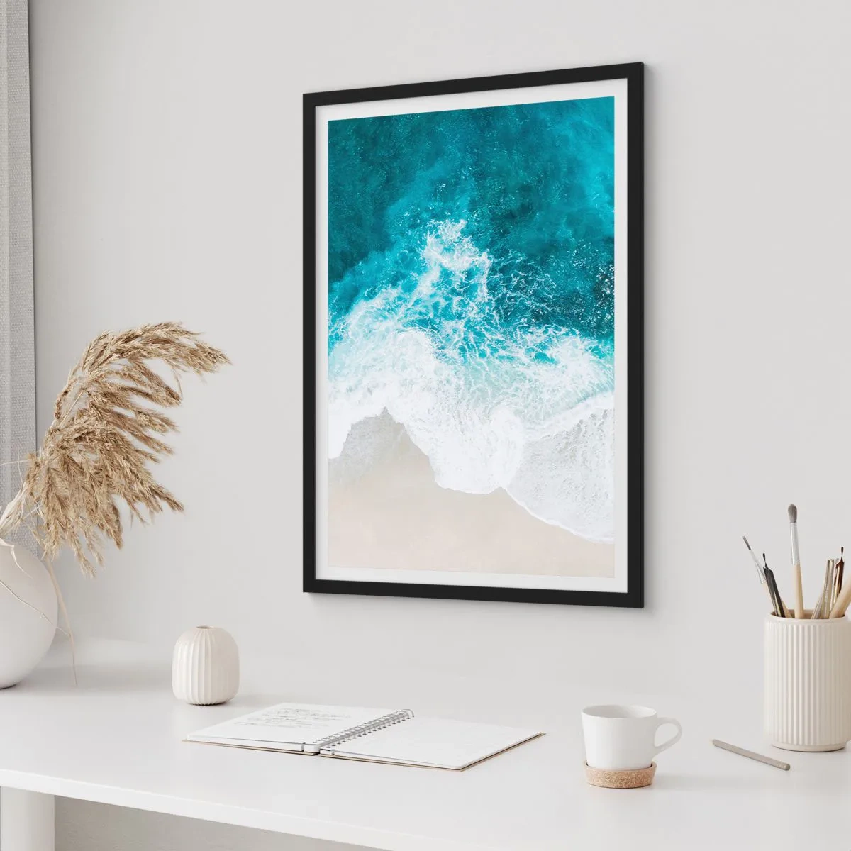 Affiche dans un cadre noir - Poster - Vue aérienne de vagues turquoise s'écrasant sur une plage de sable - 50x70cm - Caresse naturelle - Décoration murale moderne pour le salon et la chambre ARTTOR