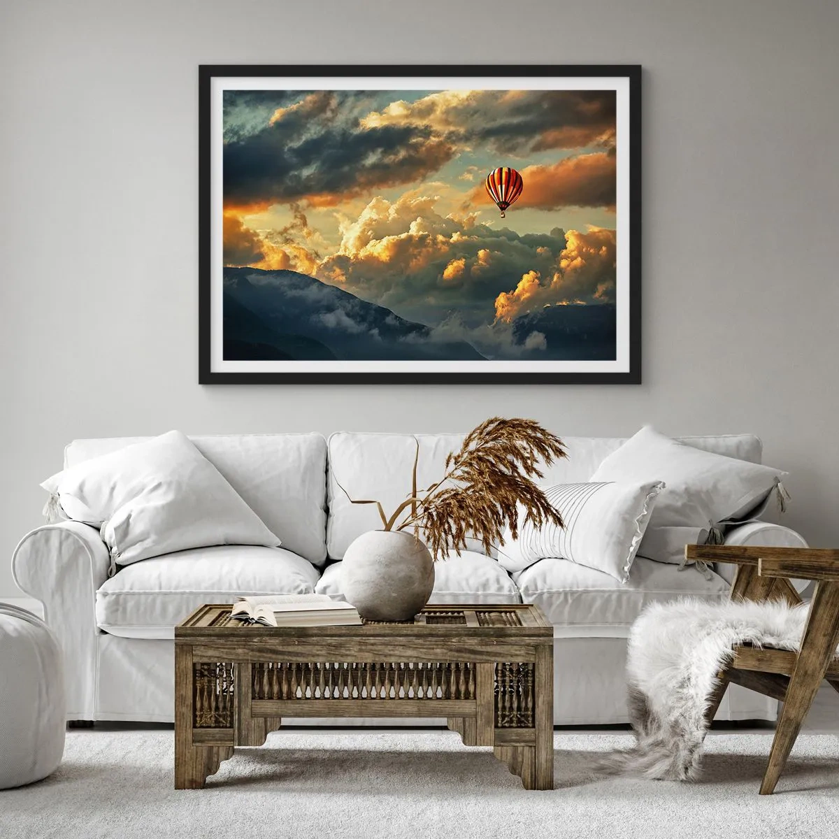 Affiche dans un cadre noir - Poster - Un ballon sur fond de nuages dramatiques - 70x50cm - Je vole parce que je veux - Décoration murale moderne pour le salon et la chambre ARTTOR