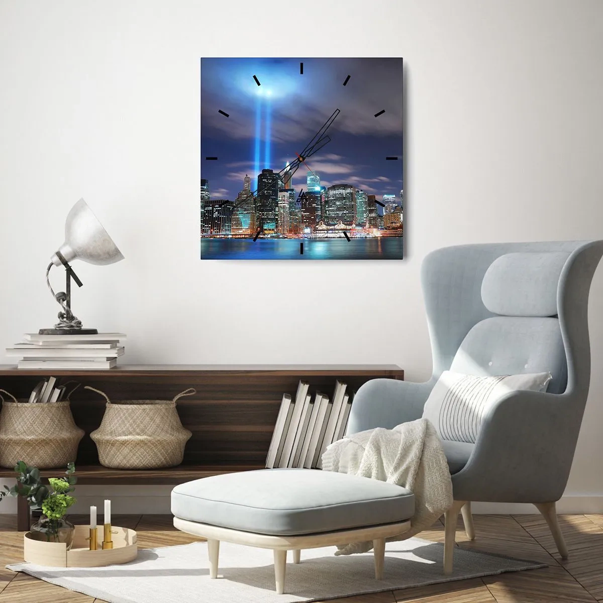 Horloge murale - Pendule murale - Panorama nocturne de la ville avec deux faisceaux lumineux dans le ciel - 30x30cm - Atteindre le ciel avec la lumière - Décoration murale moderne pour le salon et la chambre ARTTOR