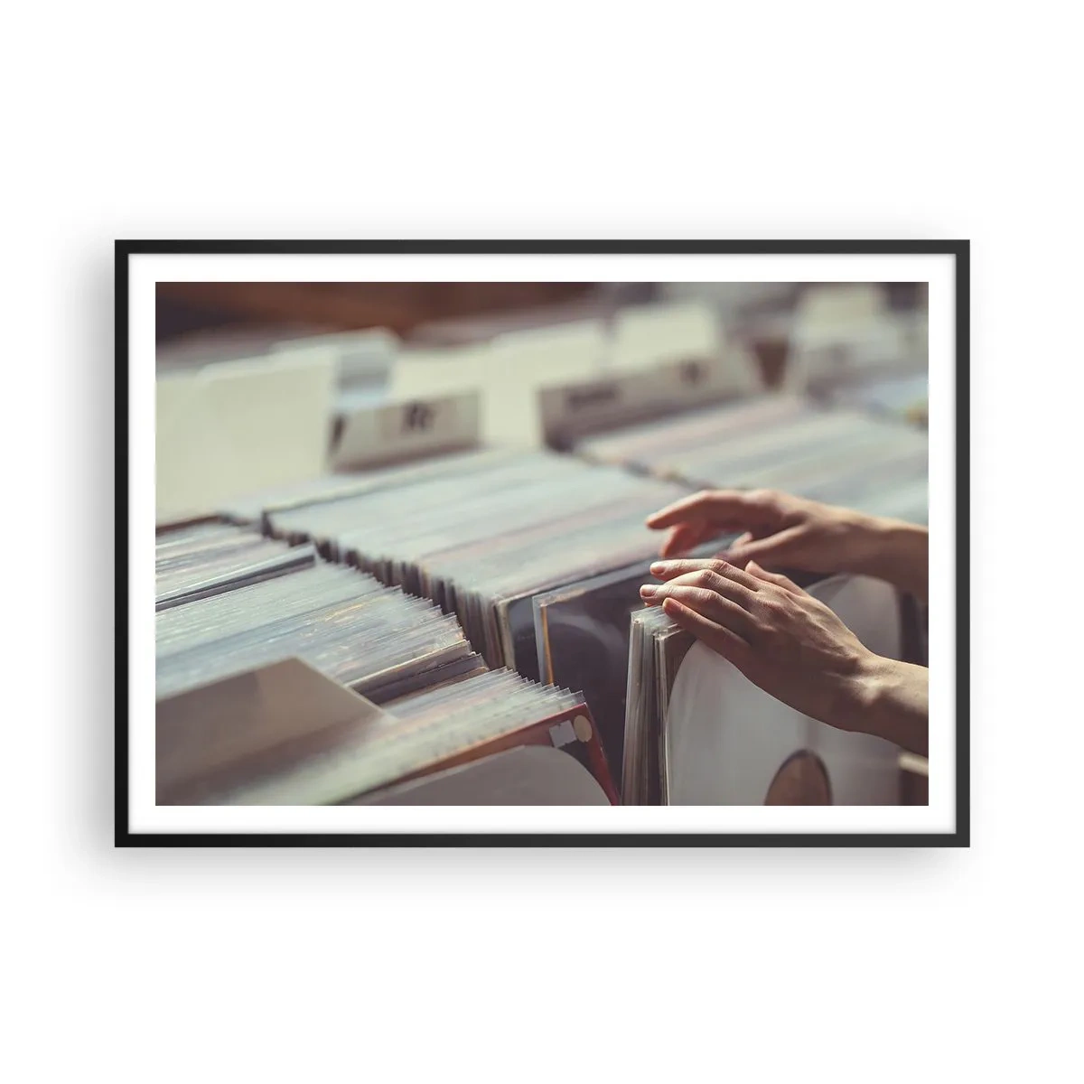 Affiche dans un cadre noir - Poster - Mains regardant à travers une collection de vinyles - 100x70cm - A la recherche d'émotions - Décoration murale moderne pour le salon et la chambre ARTTOR