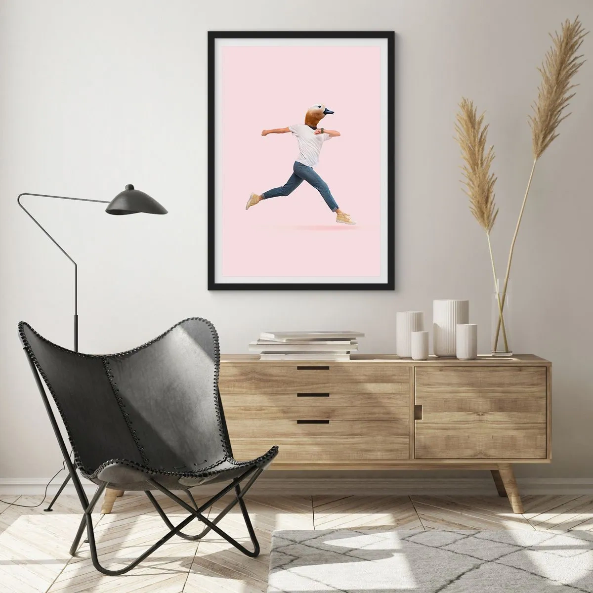 Affiche dans un cadre noir - Poster - Une silhouette en train de courir avec une tête d'oiseau sur un fond rose - 50x70cm - Une pincée d'absurdité - Décoration murale moderne pour le salon et la chambre ARTTOR