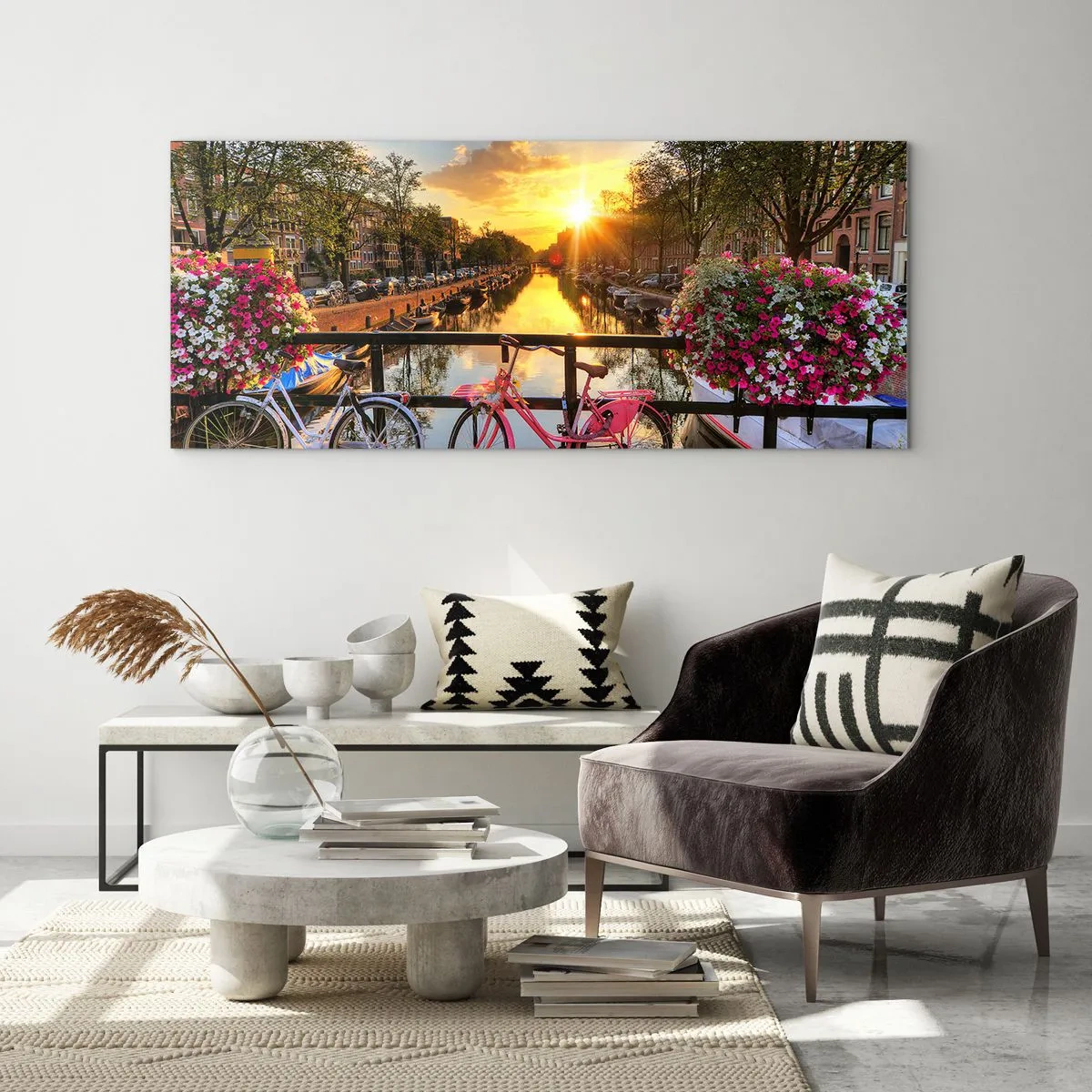 Impression sur verre - Image sur verre - Des vélos sur un pont à la lueur du soleil couchant - 120x50cm - Matin de printemps à Amsterdam - Décoration murale moderne pour le salon et la chambre ARTTOR