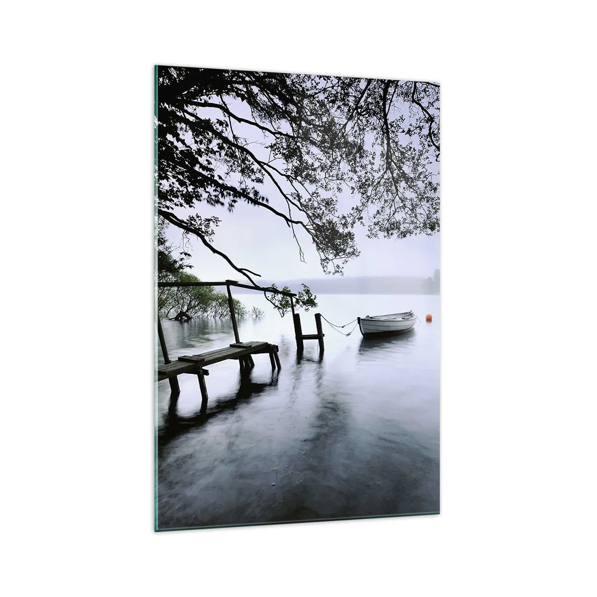 Impression sur verre - Image sur verre - Une jetée sur l'eau avec un bateau en arrière-plan entouré d'un paysage brumeux - 70x100cm - Tu te reposes déjà - Décoration murale moderne pour le salon et la chambre ARTTOR