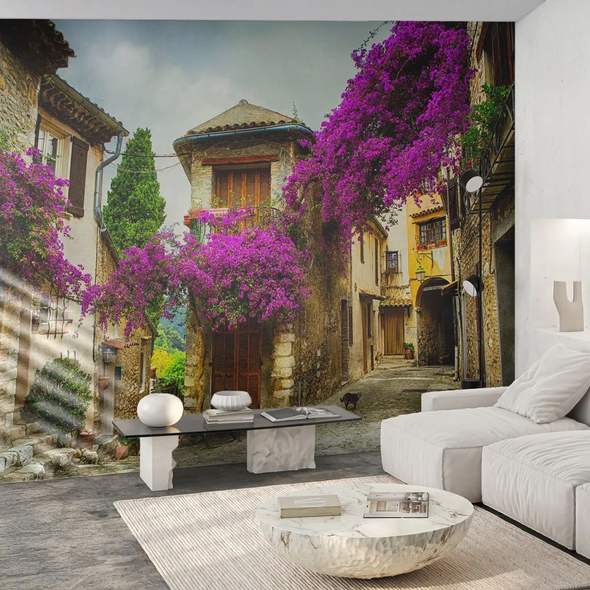 Papier Peint Photo Premium Sand - Une rue pittoresque en pierre avec des fleurs violettes - 100x70cm - Sous un dais fleuri - Décoration murale moderne pour le salon et la chambre ARTTOR