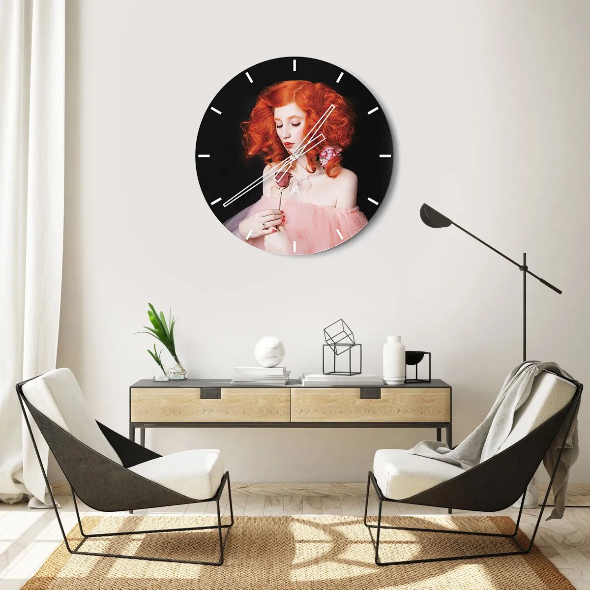 Horloge murale - Pendule murale - Portrait d'une femme aux boucles rouges et une rose à la main - 30x30cm - De style baroque - Décoration murale moderne pour le salon, la cuisine et la chambre ARTTOR