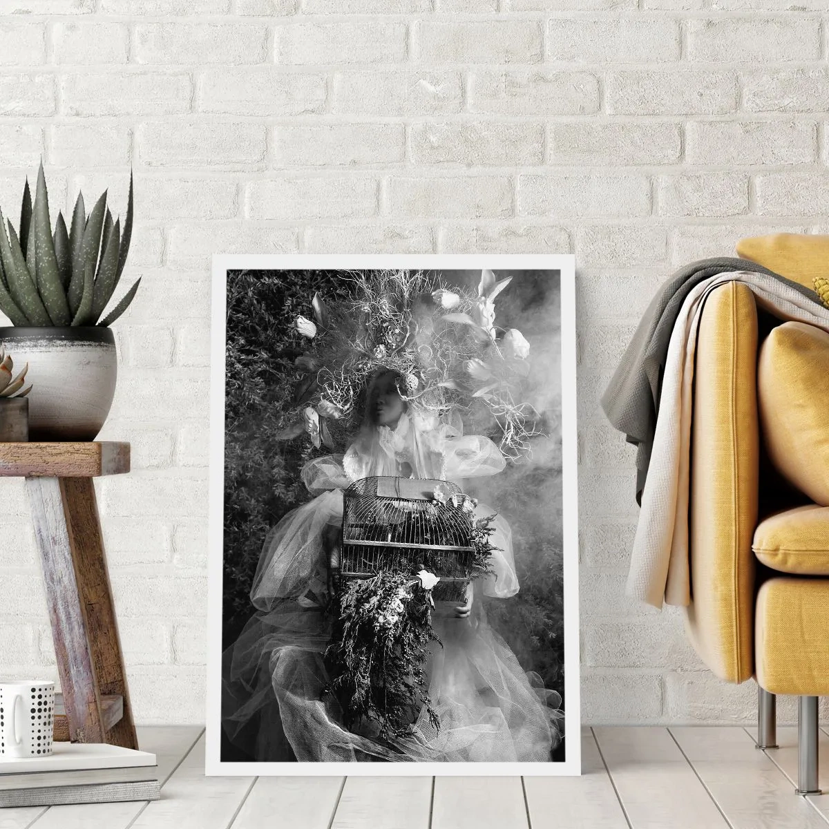 Affiche - Poster - Une femme en robe entourée de nature sur une photographie en noir et blanc - 50x70cm - Tout simplement Mère Nature - Décoration murale moderne pour le salon et la chambre ARTTOR