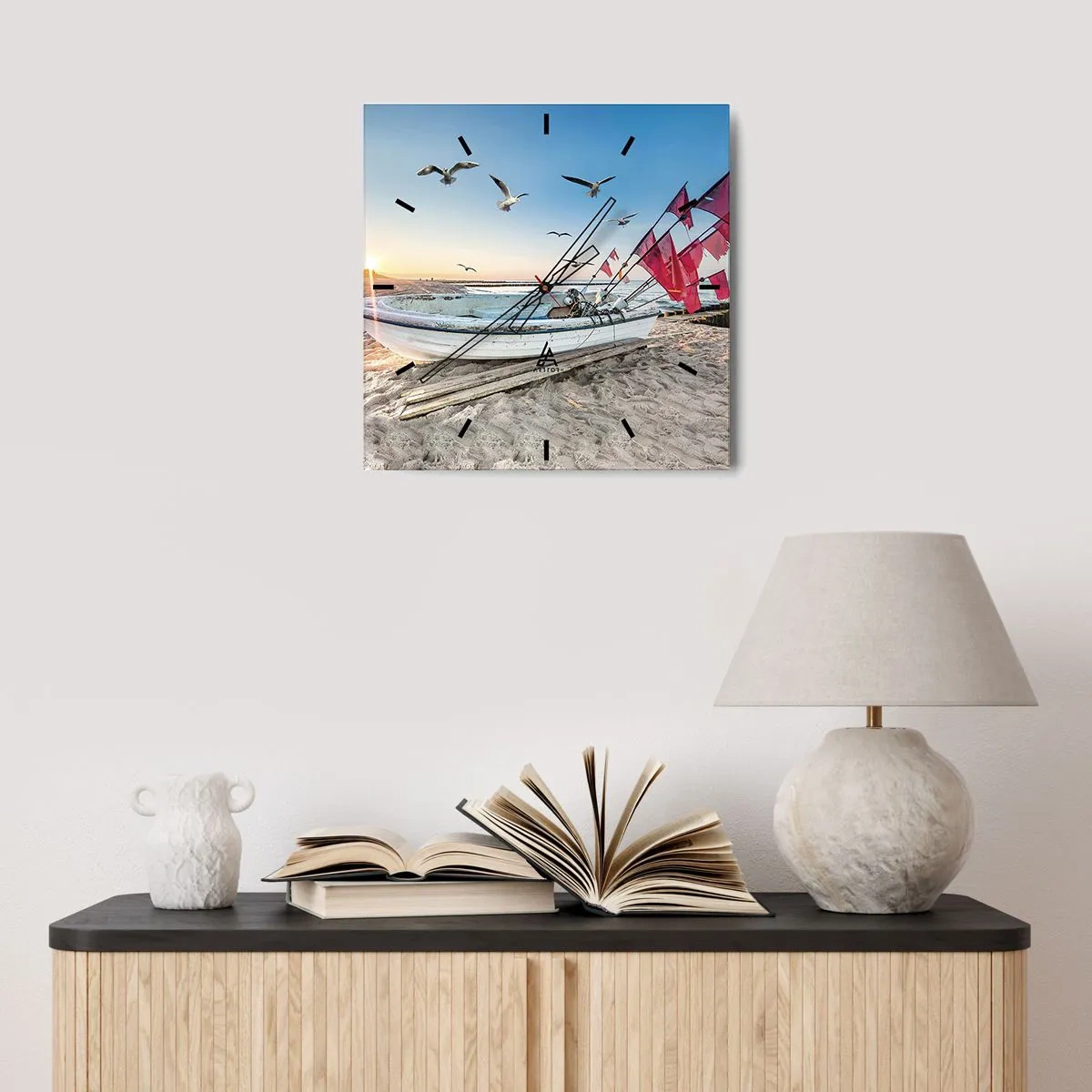 Horloge murale - Pendule murale - Un bateau sur la plage à l'aube avec des mouettes et des drapeaux rouges - 30x30cm - Repos mérité - Décoration murale moderne pour le salon et la chambre ARTTOR