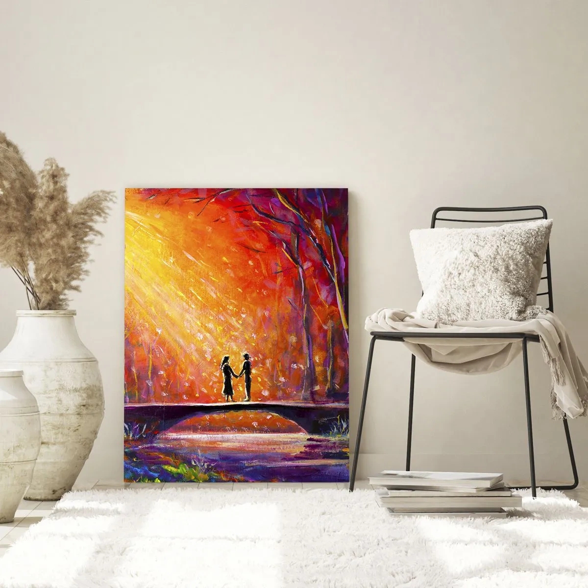 Impression sur verre - Image sur verre - Un couple sur un pont à la lumière du soleil couchant, entouré d'arbres. - 50x70cm - Le ciel les aime aussi - Décoration murale moderne pour le salon et la chambre ARTTOR