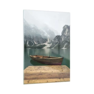 Impression sur verre - Image sur verre - Un bateau sur les quais d'un lac dans un paysage montagneux avec du brouillard - 50x70cm - Faire face à la fierté des rochers - Décoration murale moderne pour le salon et la chambre ARTTOR