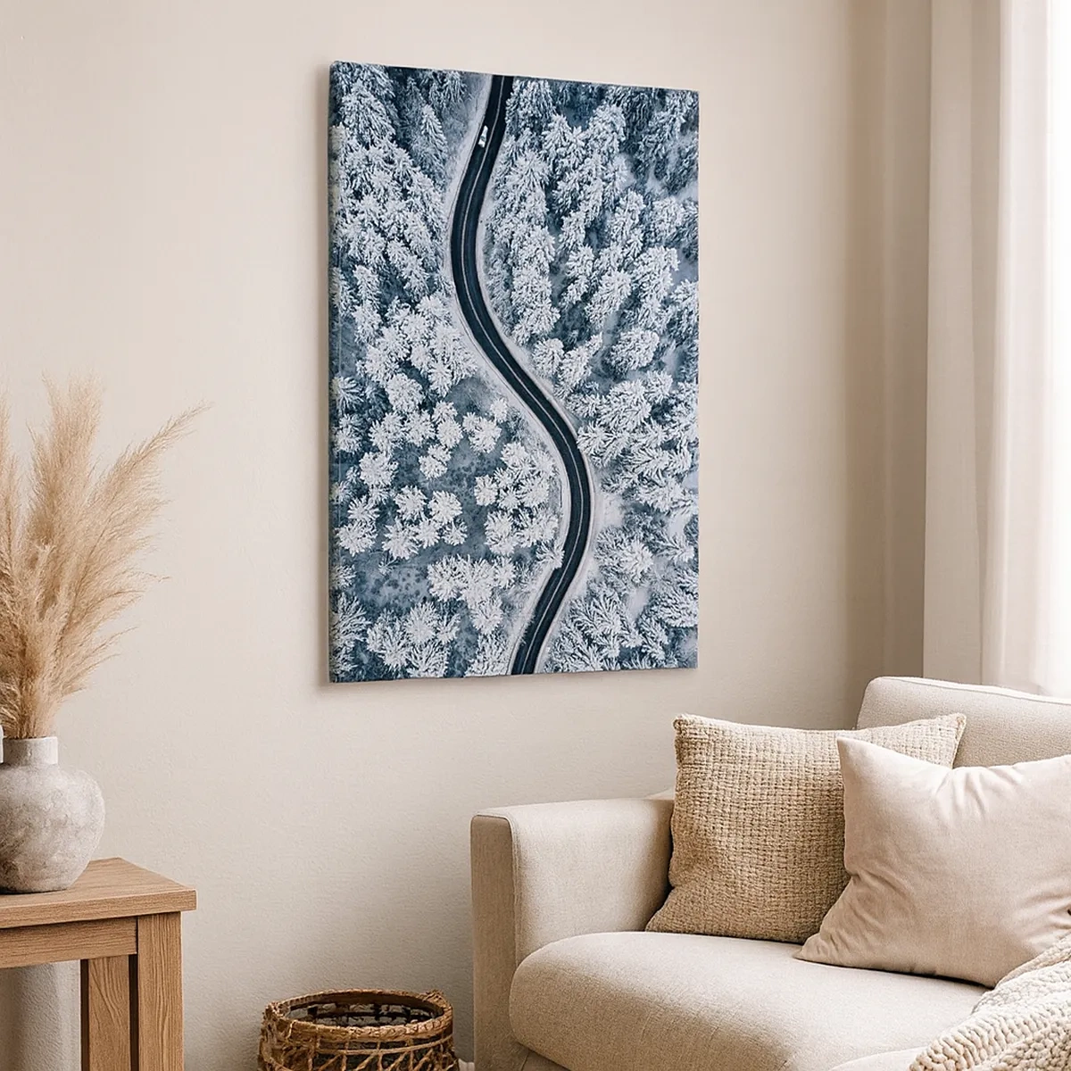 Impression sur toile - Image sur toile - Vue aérienne d'une route sinueuse dans une forêt hivernale - 50x70cm - À travers une forêt d'hiver - Décoration murale moderne pour le salon et la chambre ARTTOR