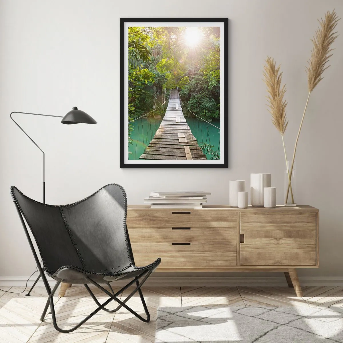 Affiche dans un cadre noir - Poster - Pont en bois dans une forêt tropicale avec des rayons de soleil - 50x70cm - De l'eau azur à la forêt azur - Décoration murale moderne pour le salon et la chambre ARTTOR