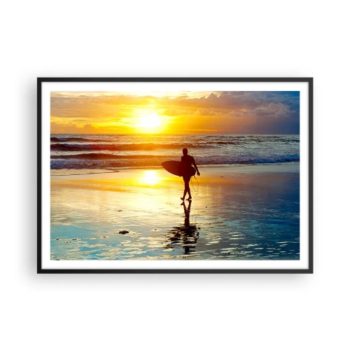 Affiche dans un cadre noir - Poster - Un surfeur marchant sur la plage au coucher du soleil avec une planche à la main. - 100x70cm - Le retour du guerrier - Décoration murale moderne pour le salon et la chambre ARTTOR