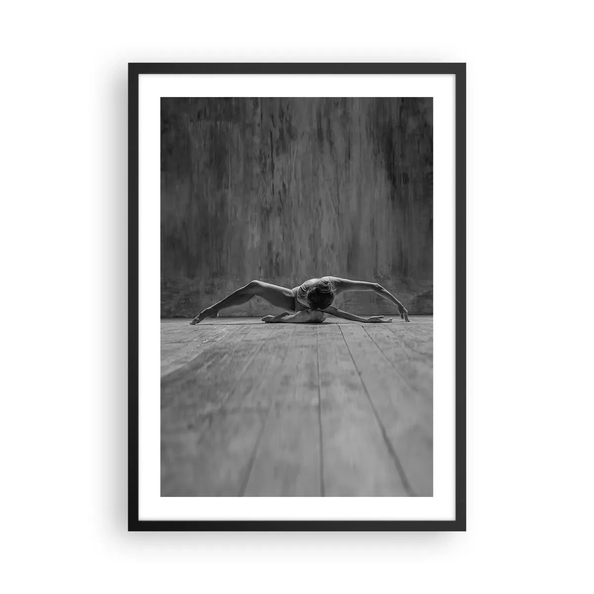 Affiche dans un cadre noir - Poster - Une danseuse dans une pose artistique sur une scène en bois - 50x70cm - Symétrie trouvée - Décoration murale moderne pour le salon et la chambre ARTTOR
