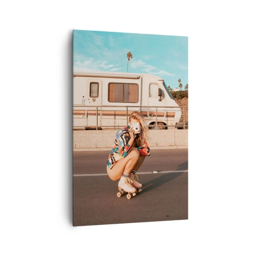 Impression sur toile - Image sur toile - Une fille sur des patins à roulettes prenant une photo par une journée ensoleillée. - 80x120cm - Souriez s'il-vous-plait! - Décoration murale moderne pour le salon et la chambre ARTTOR