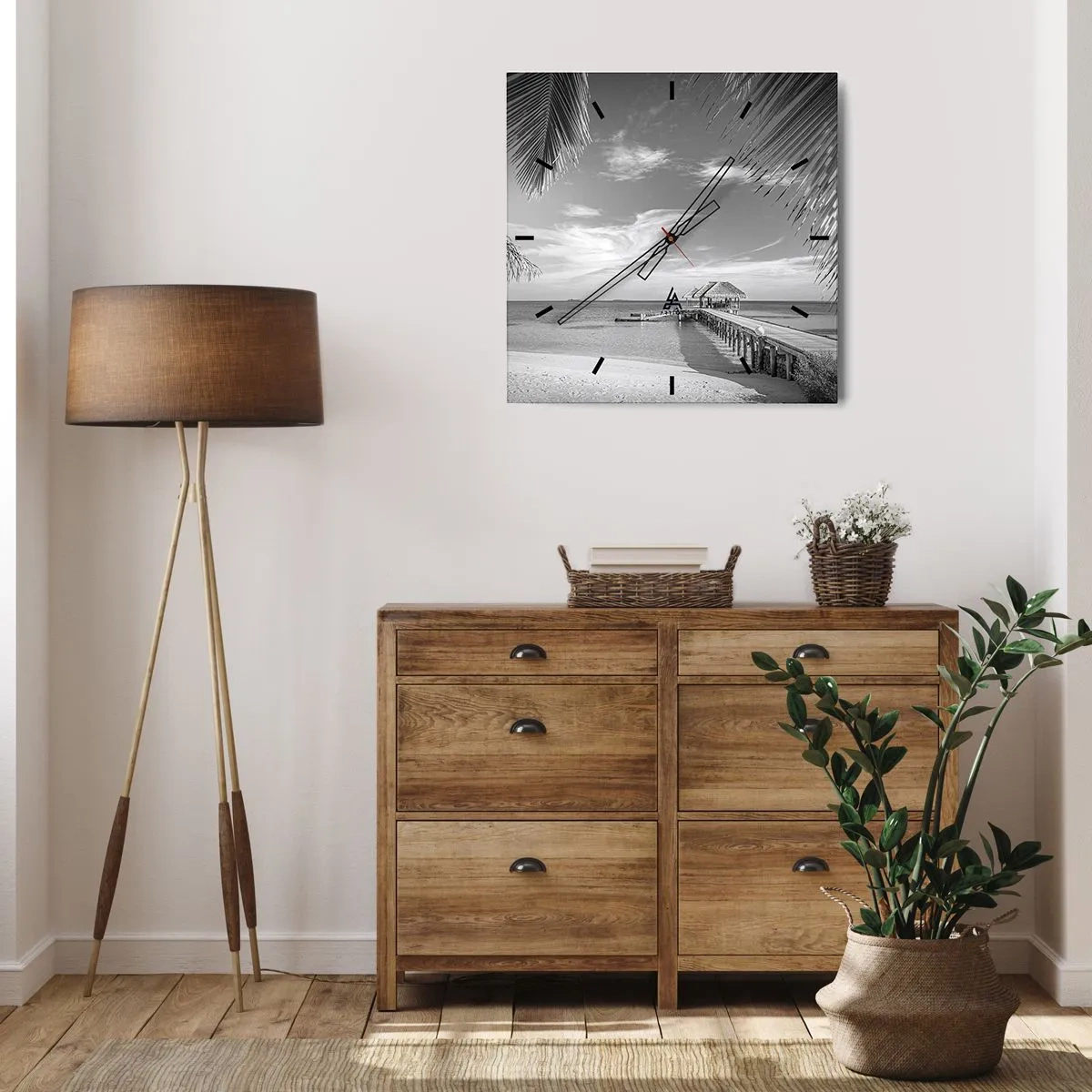Horloge murale - Pendule murale - Plage noire et blanche avec jetée et palmiers sur une côte tropicale - 30x30cm - Souvenirs ou rêve? - Décoration murale moderne pour le salon et la chambre ARTTOR
