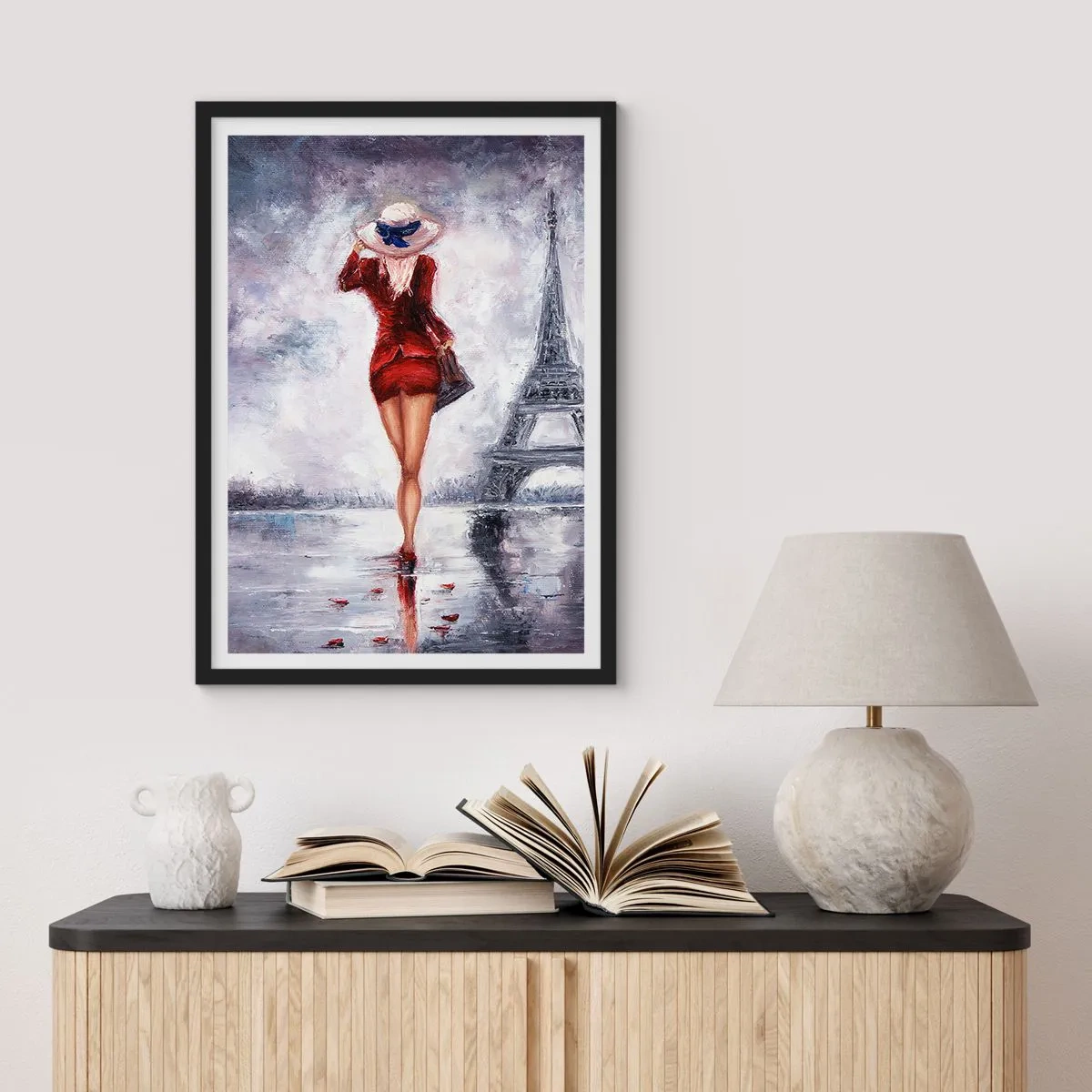 Affiche dans un cadre noir - Poster - Une femme en robe rouge marchant vers la Tour Eiffel - 50x70cm - Symbole parisien - Décoration murale moderne pour le salon et la chambre ARTTOR