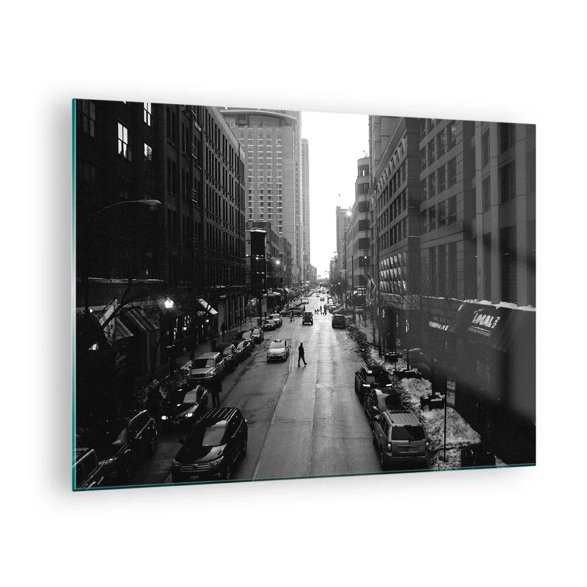 Impression sur verre - Image sur verre - Une rue en noir et blanc avec un passant parmi des bâtiments modernes - 70x50cm - Un autre jour comme tous les autres jours - Décoration murale moderne pour le salon et la chambre ARTTOR