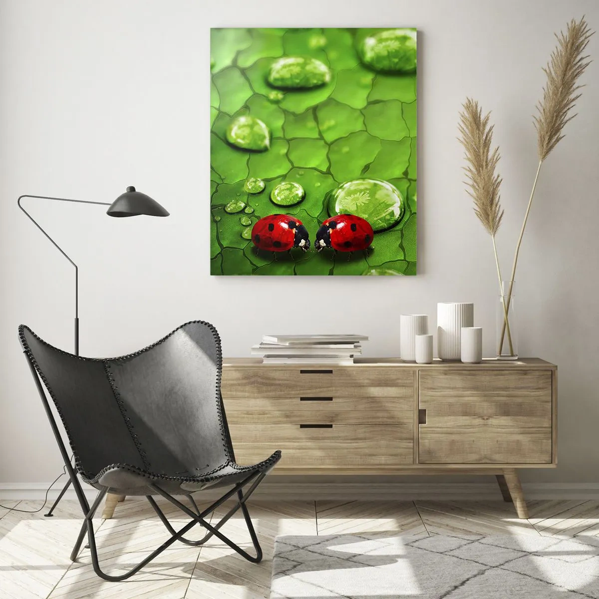 Impression sur verre - Image sur verre - Deux coccinelles sur une feuille avec des gouttes d'eau en macrophotographie - 80x120cm - Rendez-vous au vert - Décoration murale moderne pour le salon et la chambre ARTTOR