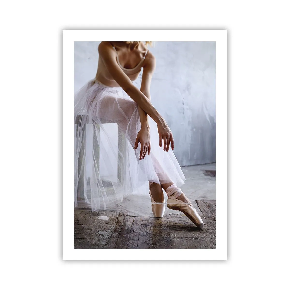 Affiche - Poster - Une ballerine dans une pose délicate sur un fond industriel - 50x70cm - Avant que les lumières de la rampe ne clignotent - Décoration murale moderne pour le salon et la chambre ARTTOR