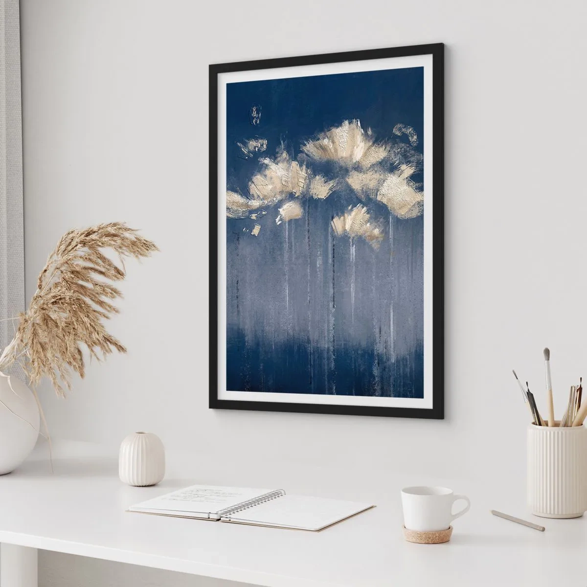 Affiche dans un cadre noir - Poster - Fleurs abstraites dorées sur un fond bleu marine profond - 50x70cm - Comme des pétales au vent - Décoration murale moderne pour le salon et la chambre ARTTOR