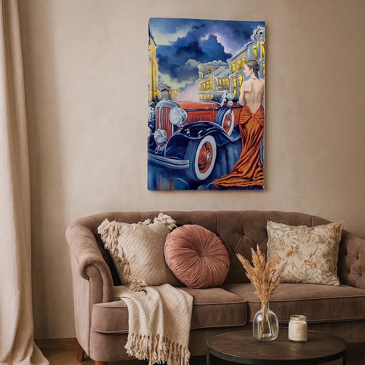 Impression sur toile - Image sur toile - Une femme dans une robe élégante à côté d'une voiture rétro la nuit - 50x70cm - Nocturne en bleu et corail - Décoration murale moderne pour le salon et la chambre ARTTOR