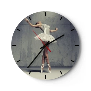 Horloge murale - Pendule murale - Une ballerine en robe blanche prend une pose dynamique contre un mur de béton. - 30x30cm - Léger comme un oiseau - Décoration murale moderne pour le salon, la cuisine et la chambre ARTTOR