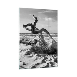 Impression sur verre - Image sur verre - Un paysage en noir et blanc avec une branche tombée sur une plage en bord de mer. - 50x70cm - Sculpture marine - Décoration murale moderne pour le salon et la chambre ARTTOR