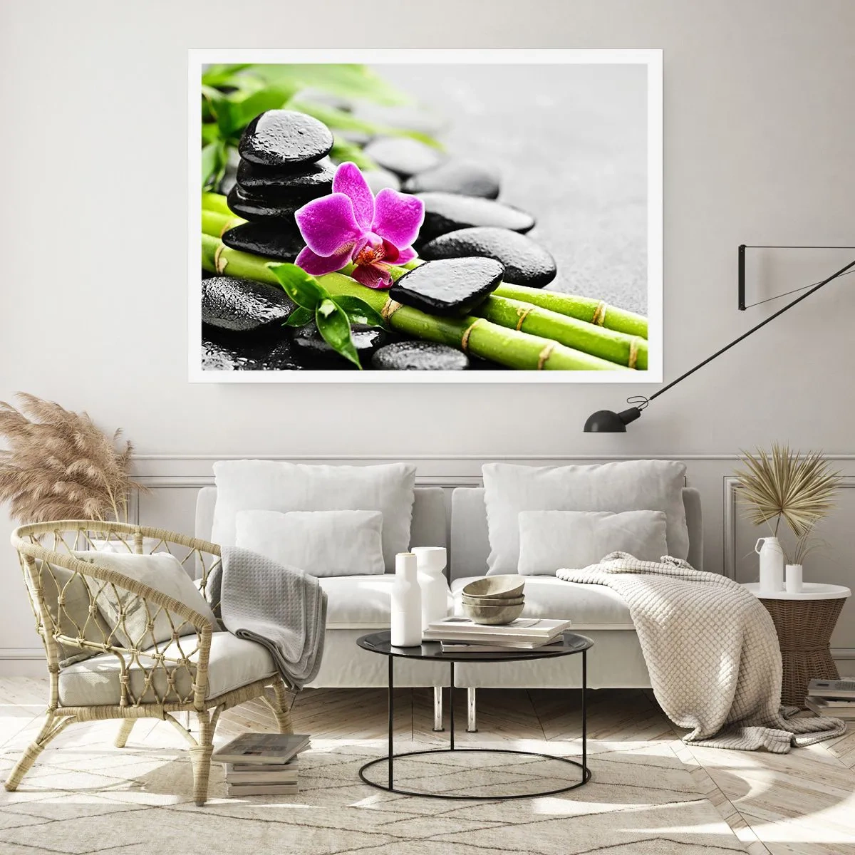 Affiche - Poster - Orchidée violette, pierres noires et bambou dans une composition tranquille - 100x70cm - Dans un équilibre de calme - Décoration murale moderne pour le salon et la chambre ARTTOR