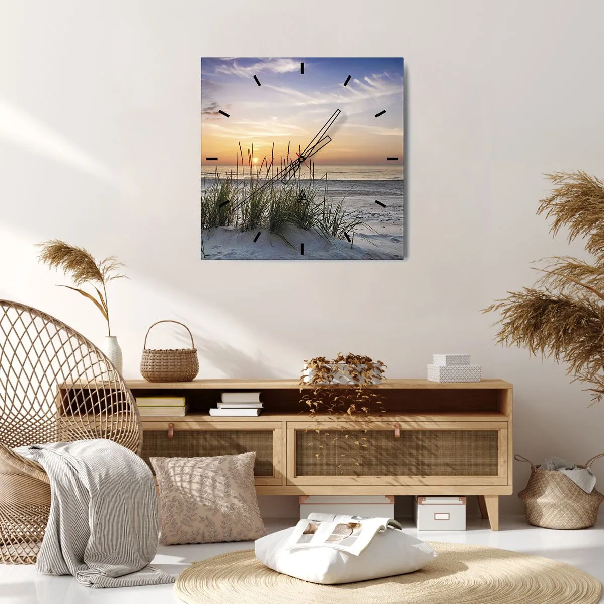 Horloge murale - Pendule murale - Une plage de sable au coucher du soleil avec de l'herbe en arrière-plan - 30x30cm - Regarde, pense, ressent - Décoration murale moderne pour le salon et la chambre ARTTOR