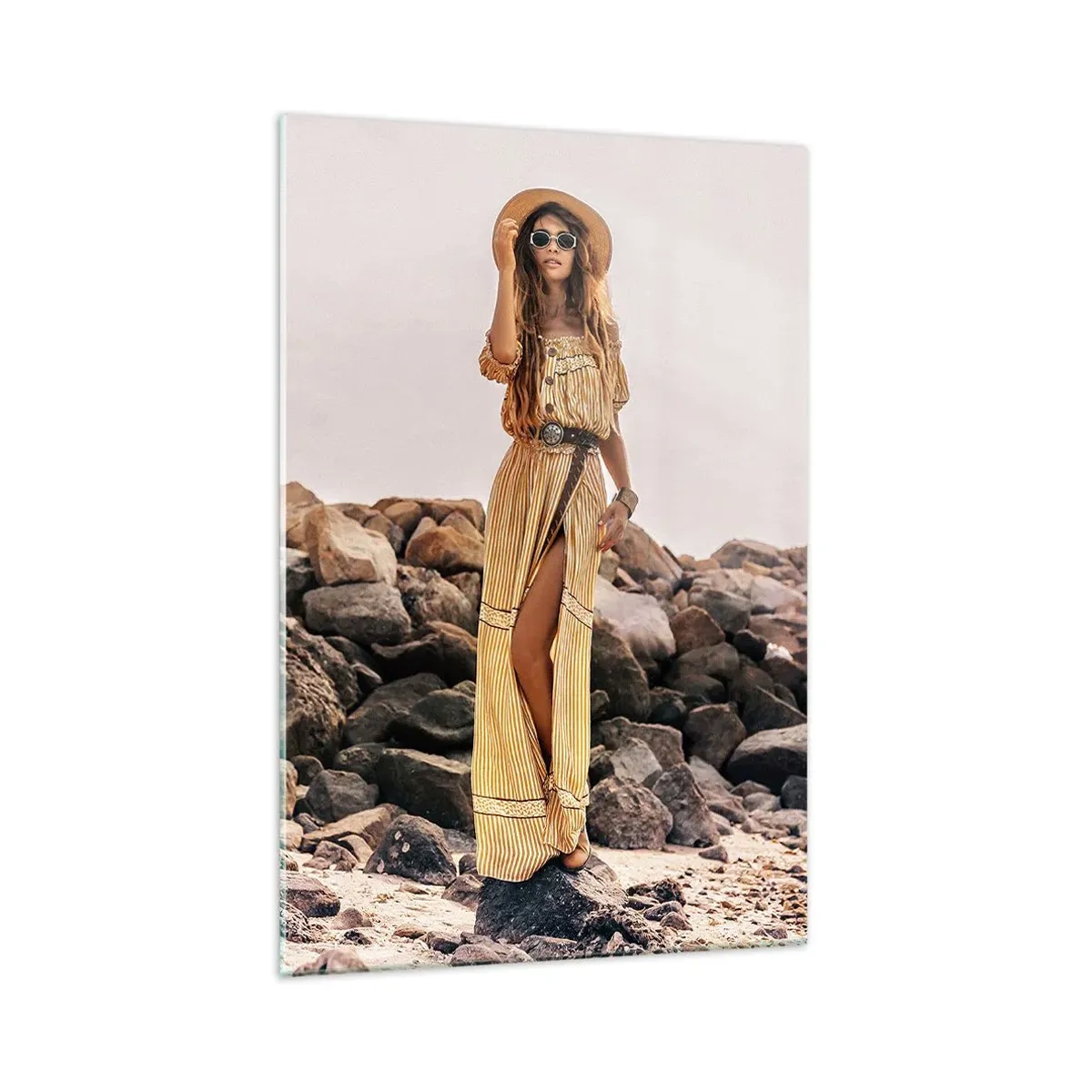 Impression sur verre - Image sur verre - Une femme au style bohème sur fond de plage rocheuse - 70x100cm - La magie des pierres - Décoration murale moderne pour le salon et la chambre ARTTOR