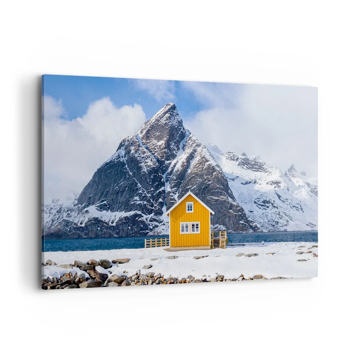 Impression sur toile - Image sur toile - Une maison jaune sur fond de montagnes enneigées et de la mer - 120x80cm - Vacances scandinaves - Décoration murale moderne pour le salon et la chambre ARTTOR