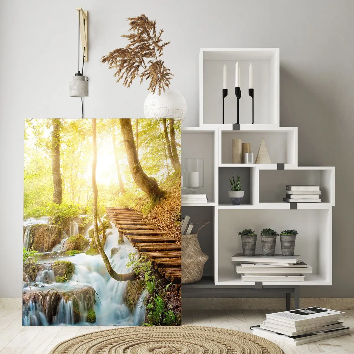 Impression sur verre - Image sur verre - Une cascade forestière avec un chemin en bois éclairé par la lumière du soleil - 50x70cm - Une fraîcheur tant désirée - Décoration murale moderne pour le salon et la chambre ARTTOR