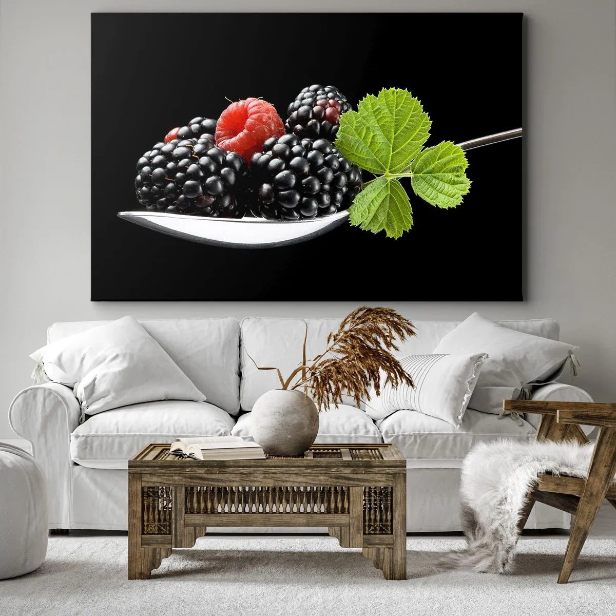 Impression sur toile - Image sur toile - Mûres et framboises sur une cuillère avec une feuille sur fond noir - 100x70cm - Le goût de la fraîcheur - Décoration murale moderne pour le salon et la chambre ARTTOR