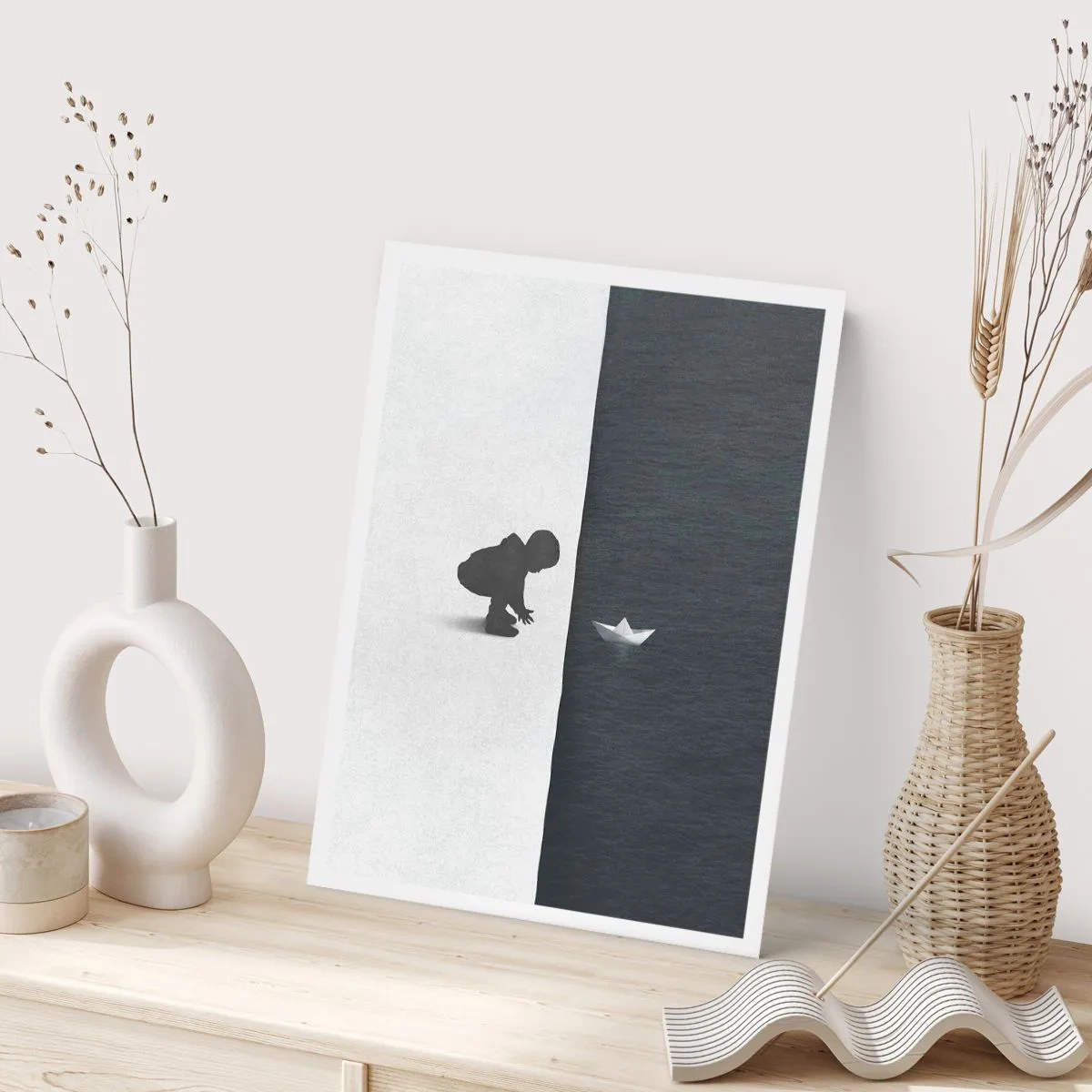 Affiche - Poster - Un enfant penché sur l'eau avec un bateau en papier - 50x70cm - Grande expédition - Décoration murale moderne pour le salon et la chambre ARTTOR