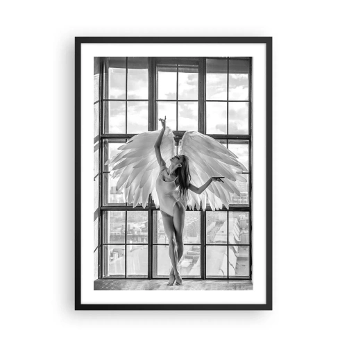 Affiche dans un cadre noir - Poster - Une figure avec des ailes d'ange sur le fond d'une fenêtre - 50x70cm - La ville des anges? - Décoration murale moderne pour le salon et la chambre ARTTOR