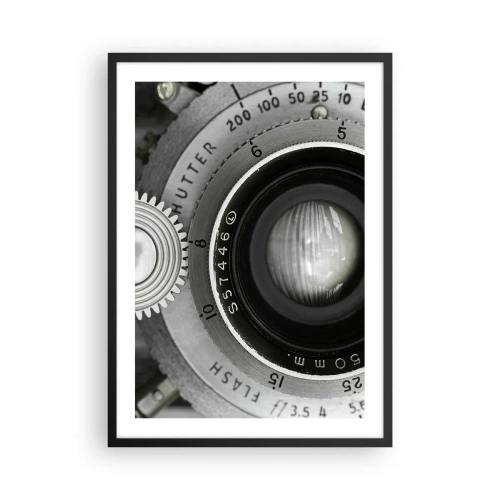 Affiche dans un cadre noir - Poster - Gros plan d'un objectif d'appareil photo avec des détails métalliques - 50x70cm - Histoire d'Hollywood - Décoration murale moderne pour le salon et la chambre ARTTOR