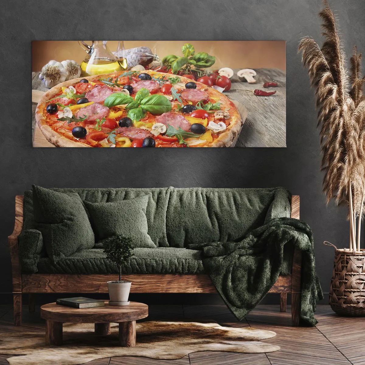Impression sur toile - Image sur toile - Pizza appétissante sur une table en bois avec garnitures - 120x50cm - Avec une vraie saveur italienne - Décoration murale moderne pour le salon et la chambre ARTTOR