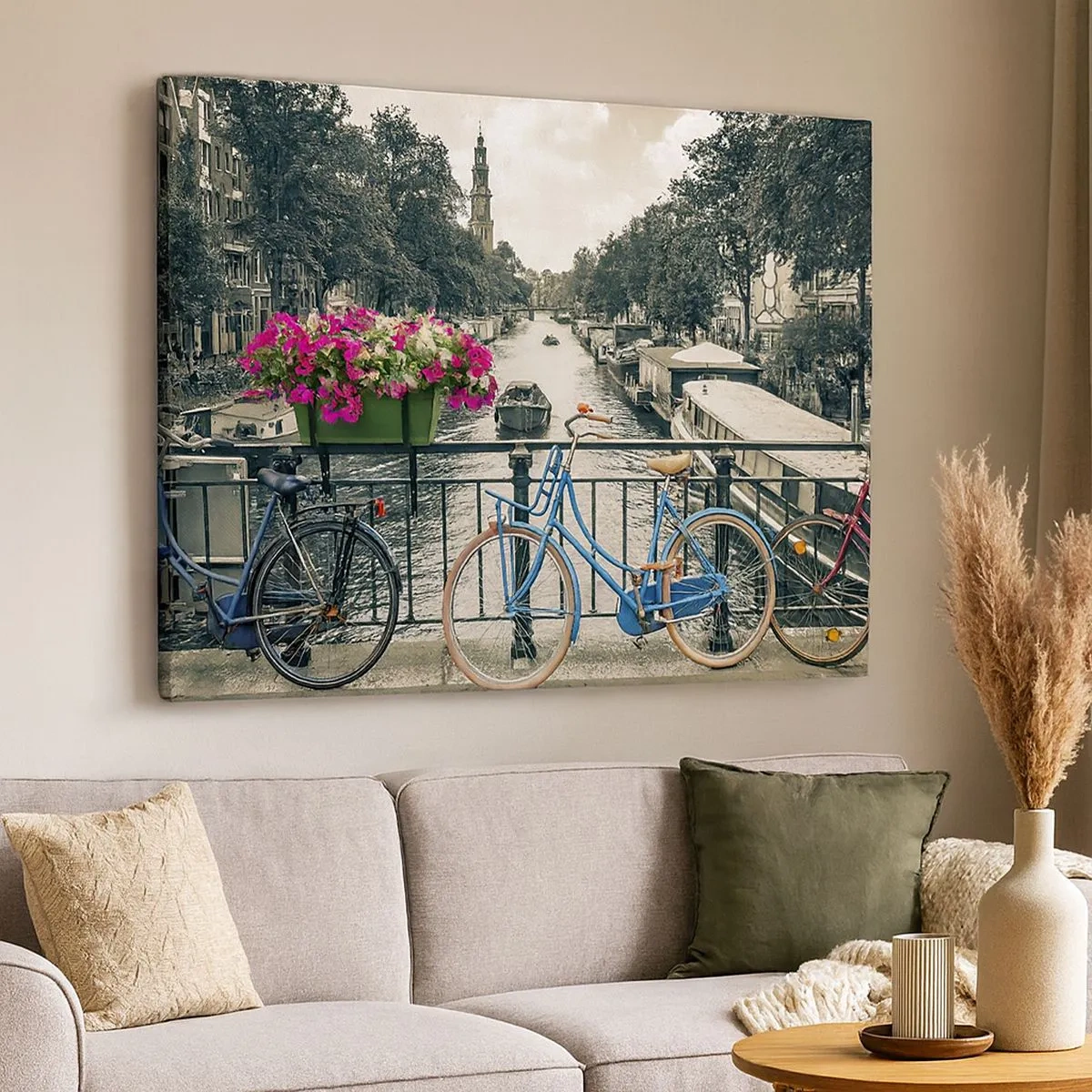 Impression sur toile - Image sur toile - Un pont avec des vélos et des fleurs sur un canal à Amsterdam - 70x50cm - Couleurs de rue d'Amsterdam - Décoration murale moderne pour le salon et la chambre ARTTOR