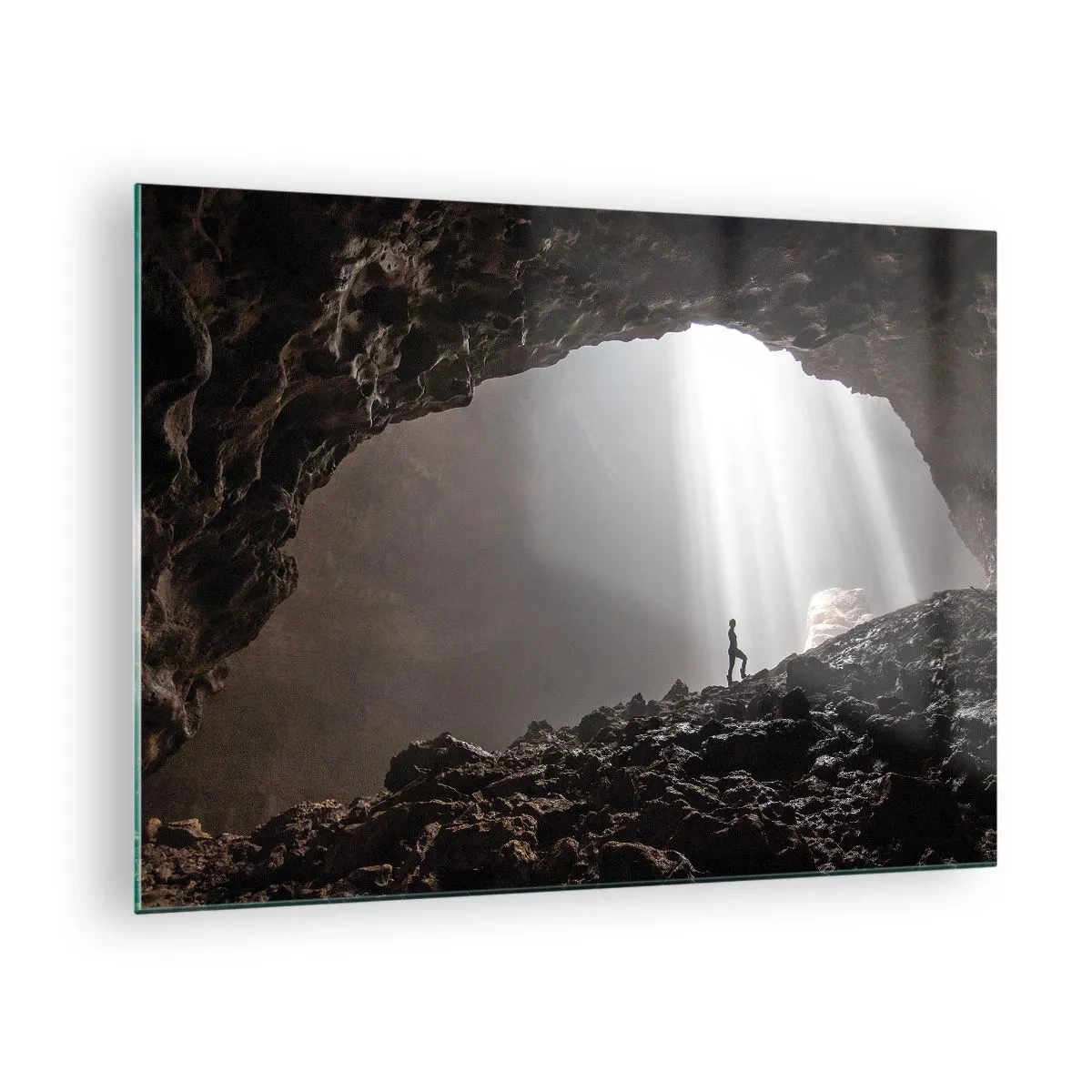 Impression sur verre - Image sur verre - Une figure dans une grotte éclairée par des rayons de lumière, entourée de rochers sombres - 70x50cm - Grotte lumineuse - Décoration murale moderne pour le salon et la chambre ARTTOR